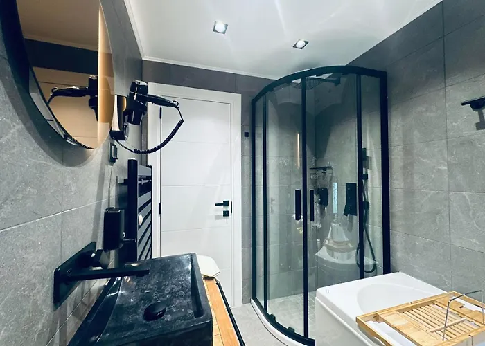 Mezinska Jacuzzi Sauna ヴィラ *